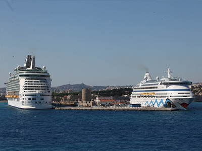 Όχι ένα αλλά 850 κρουαζιερόπλοια ρίχνουν άγκυρα στον Πειραιά